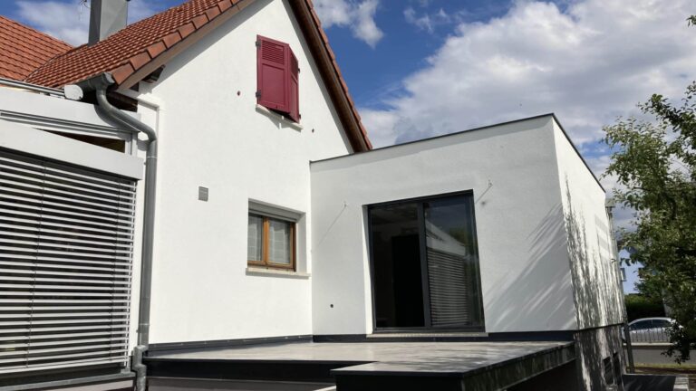 Une famille dans une extension lumineuse et spacieuse, conçue par Pouss'murs pour s’intégrer parfaitement à leur maison.